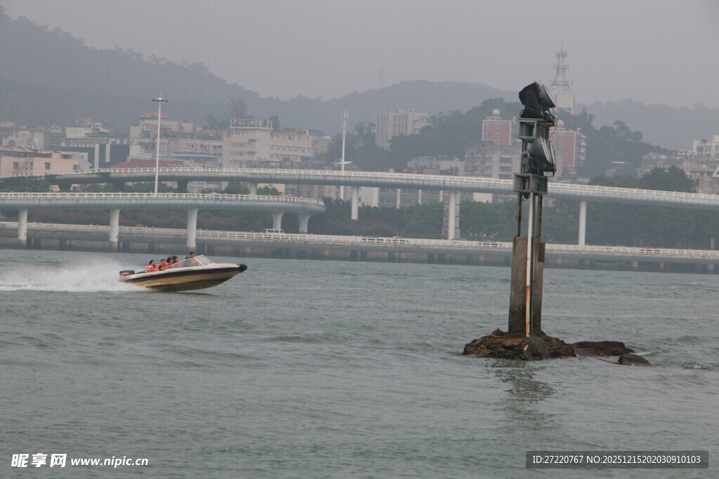 厦门海边上小船与岸边雕像景观