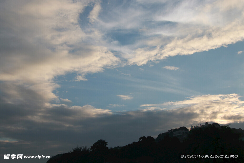 黄昏时分的天空与山峦