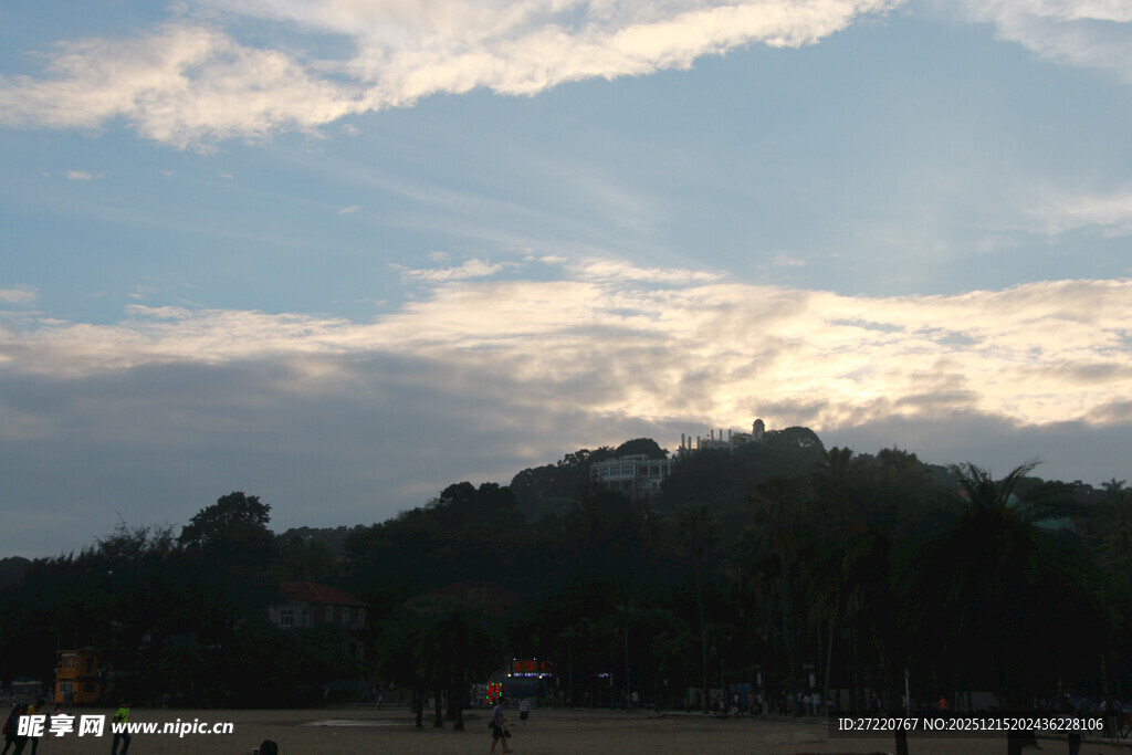 鼓浪屿夕阳下的户外休闲场景