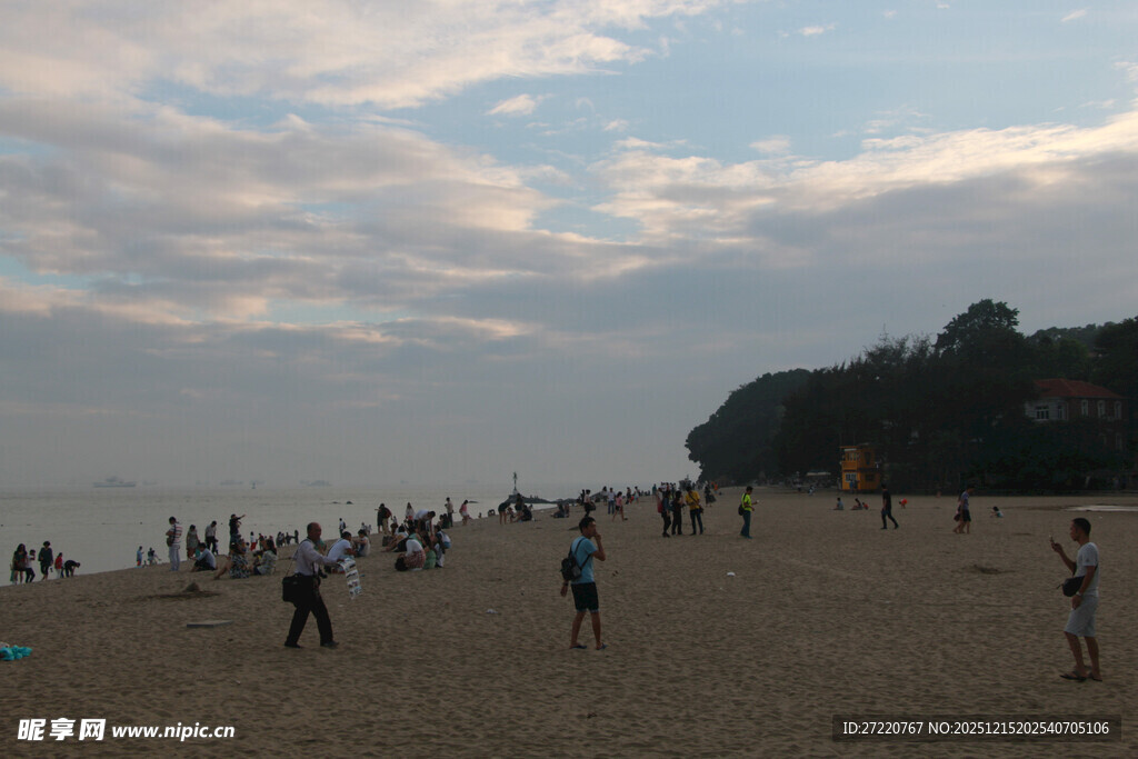 厦门鼓浪屿夕阳下热闹的沙滩场景