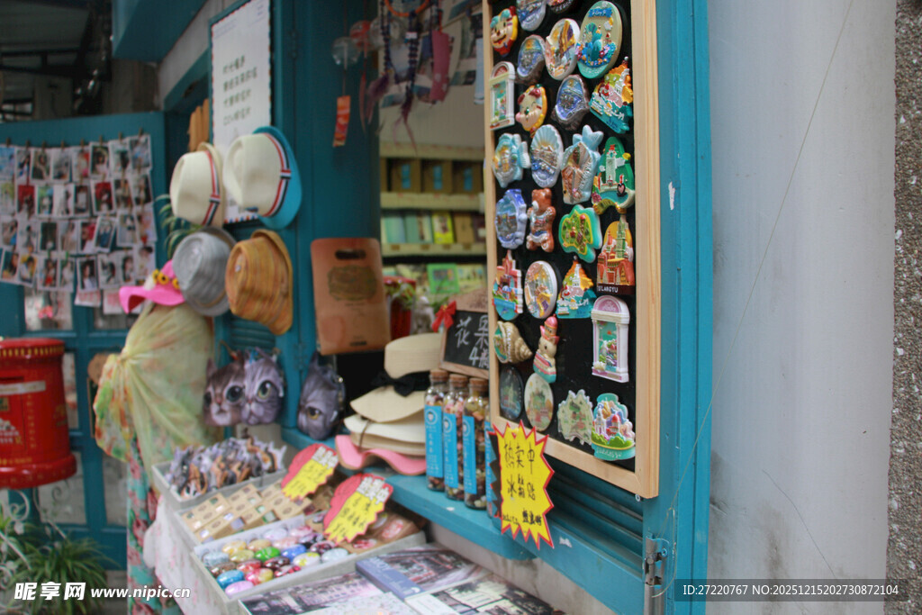 街边多彩小饰品店一角