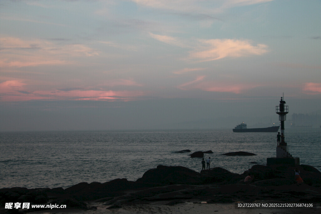 海边黄昏下的孤独身影 厦门