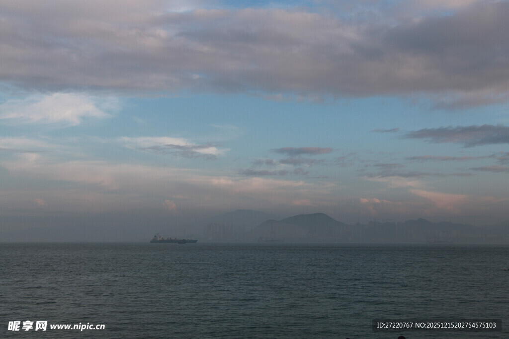 厦门鼓浪屿海上暮色中的远方岛屿
