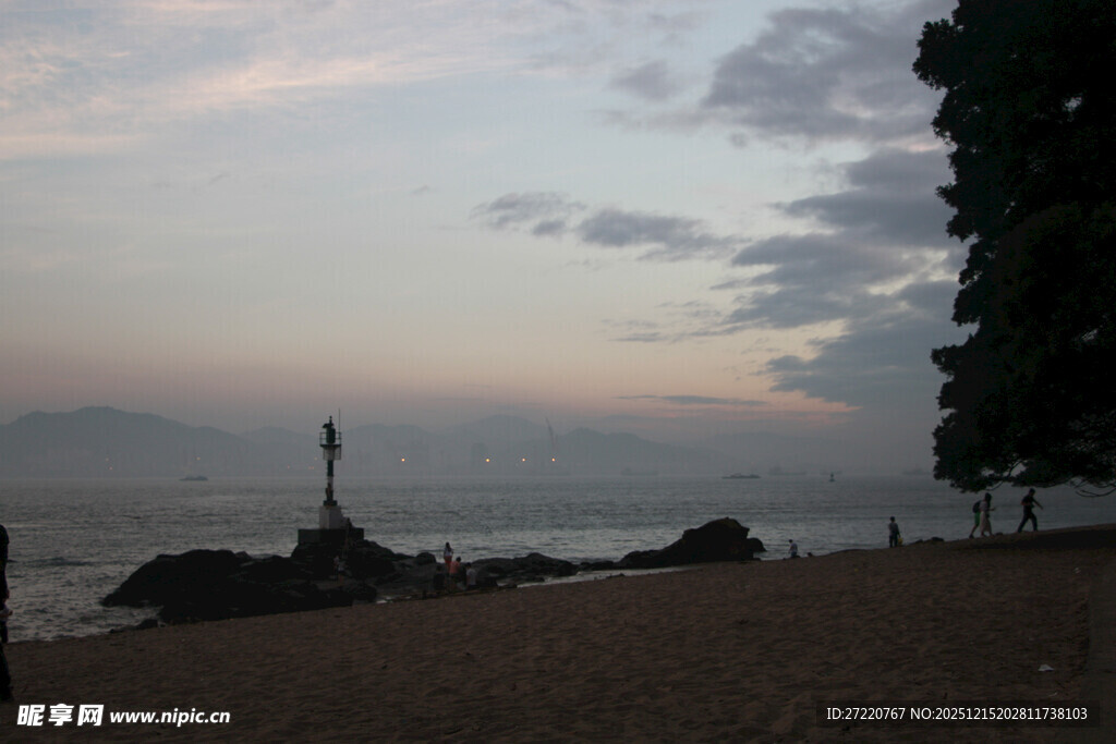 厦门海边黄昏下的灯塔与景致