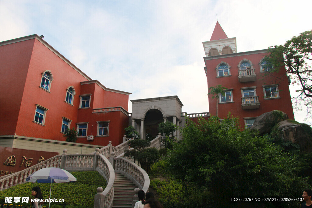 厦门鼓浪红砖建筑与蜿蜒步道景观