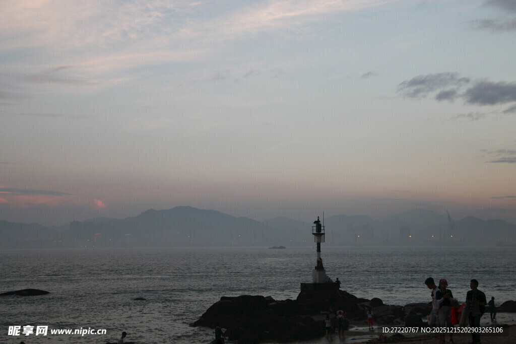 厦门鼓浪屿海边日落时的观景人群