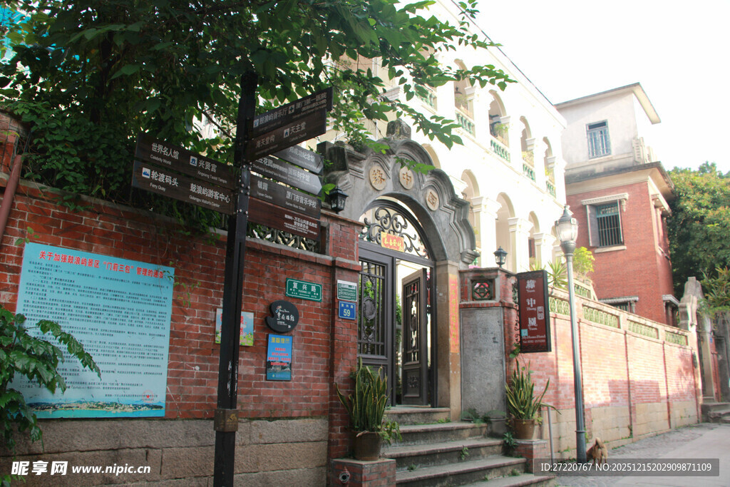 厦门鼓浪屿复古街巷中的特色建筑