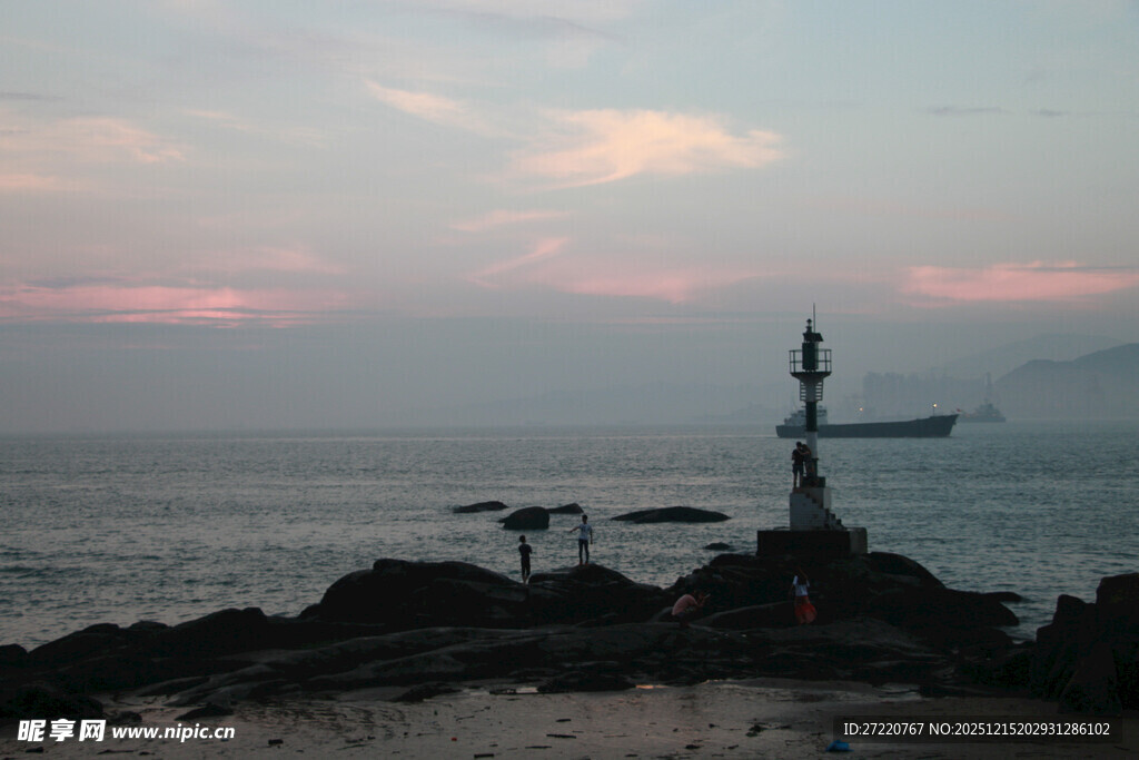 鼓浪屿黄昏海边的孤独灯塔