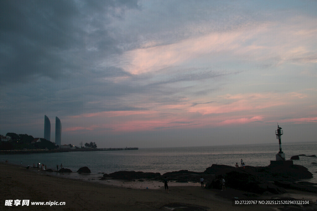 厦门海边暮色下的城市天际线