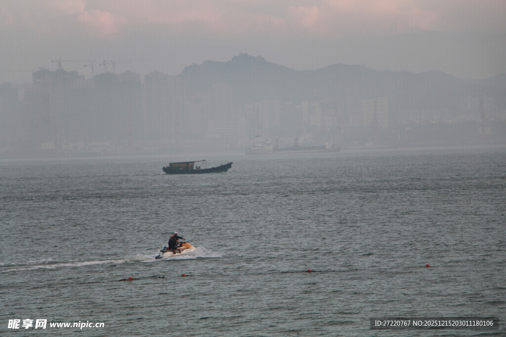 海上摩托艇 远处船只朦胧 厦门
