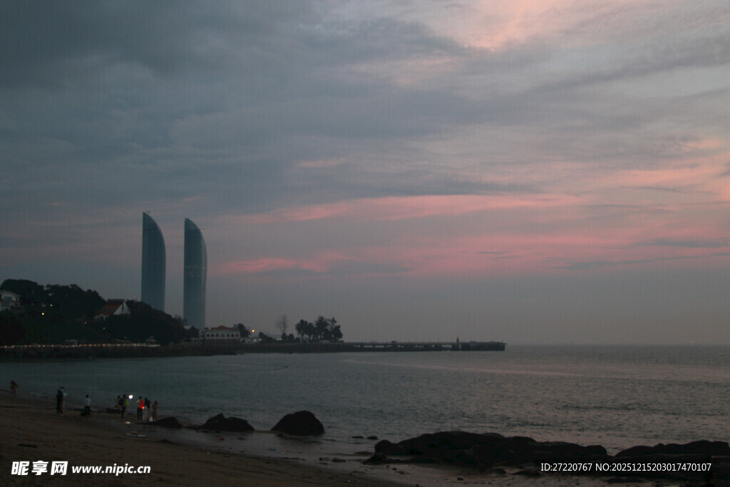 海滨暮色中的双子高楼 厦门