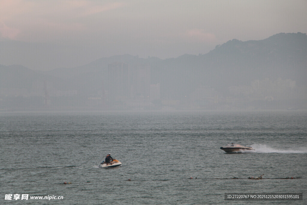 海上双艇破浪前行 厦门鼓浪屿