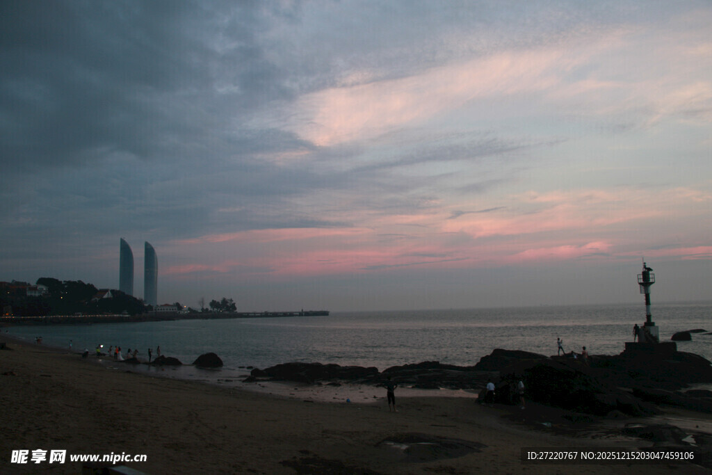 厦门鼓浪屿 海边暮色城市天际线