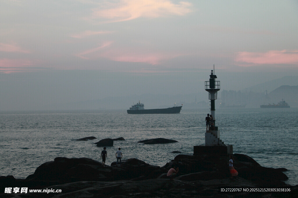 海边灯塔与远海船只景象 鼓浪屿