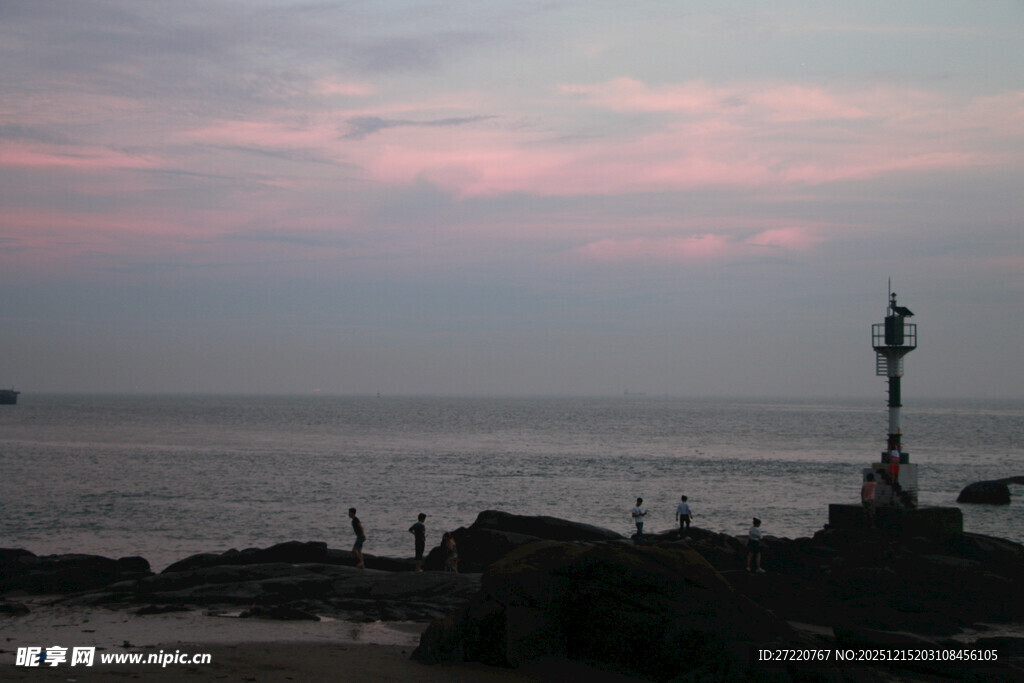 厦门鼓浪屿海边暮色中的孤独灯塔