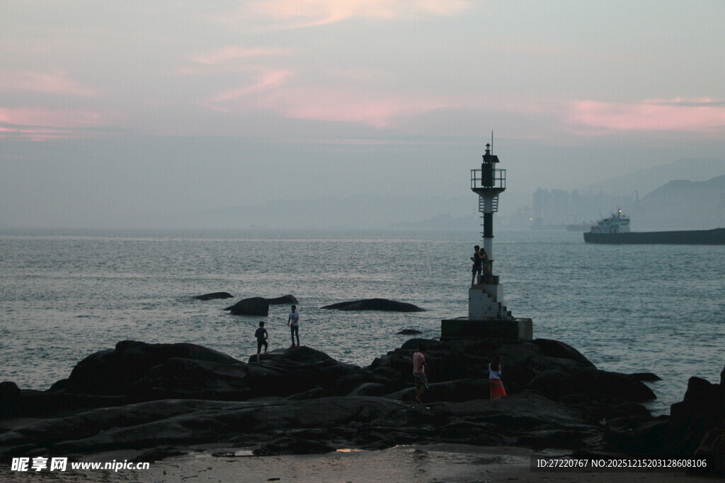 厦门鼓浪屿海边灯塔暮色景观