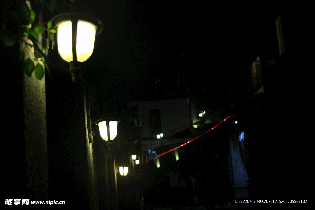 夜晚街边点亮的温暖路灯