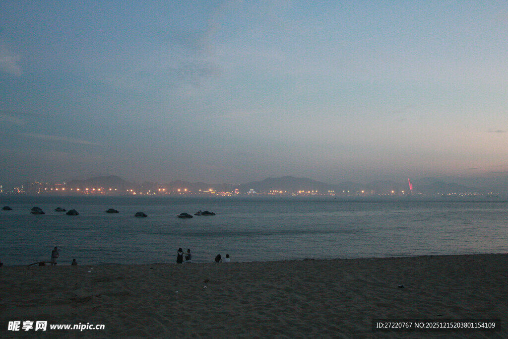 厦门鼓浪屿黄昏下宁静海滩美景