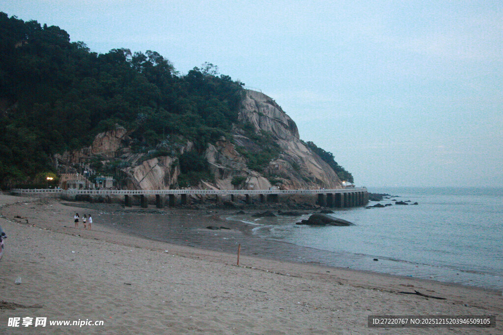 海边山崖下的宁静沙滩 鼓浪屿
