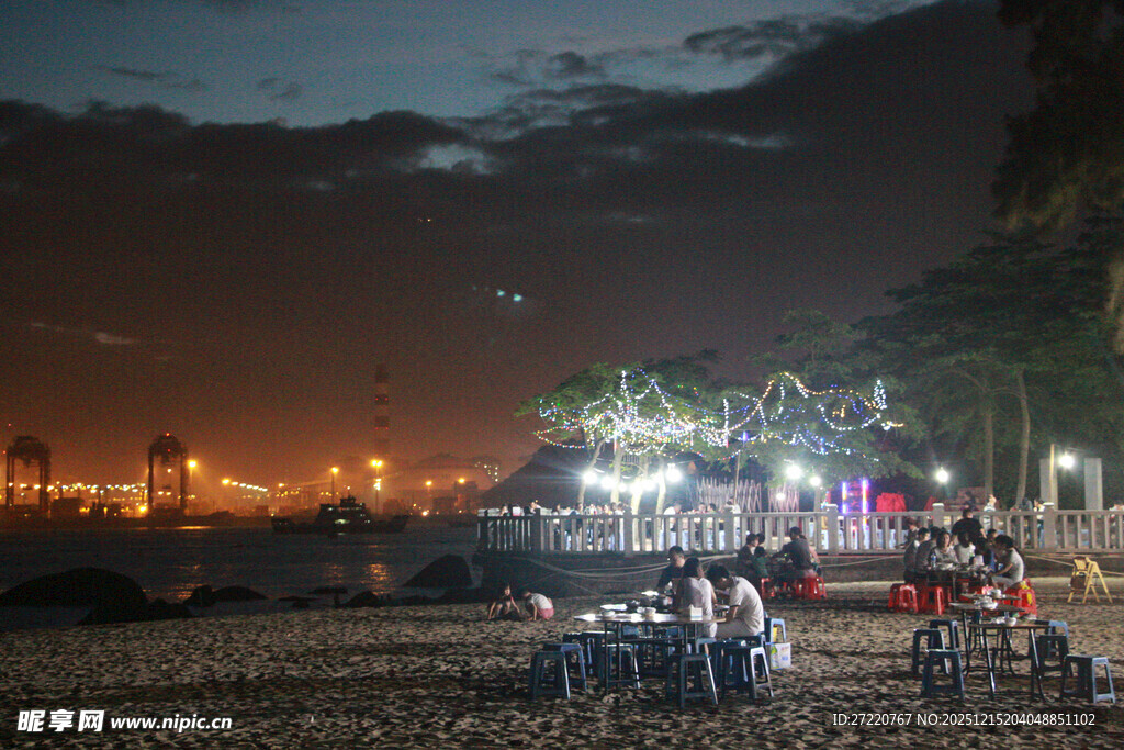 夜晚热闹的户外集市场景 厦门