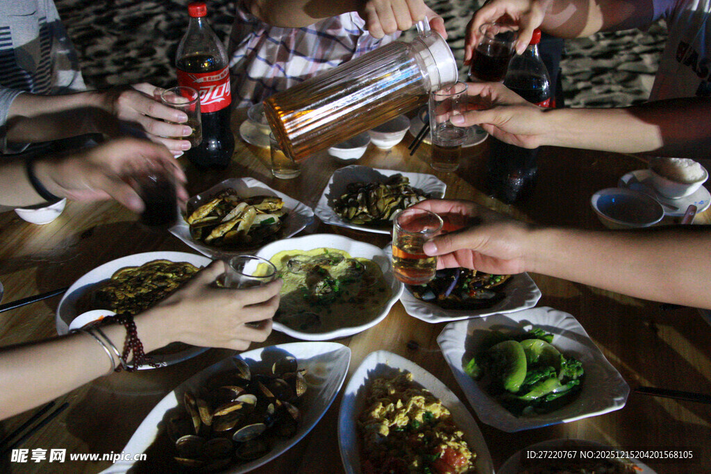热闹聚餐场景中的多样美食