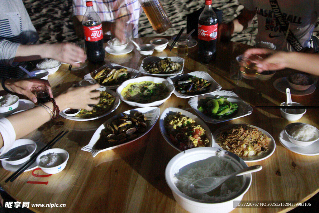 聚餐场景中的丰盛美食