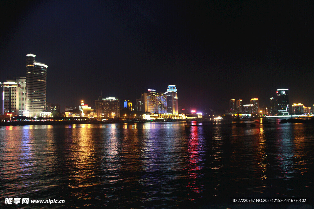 城市璀璨夜景倒映水面 厦门