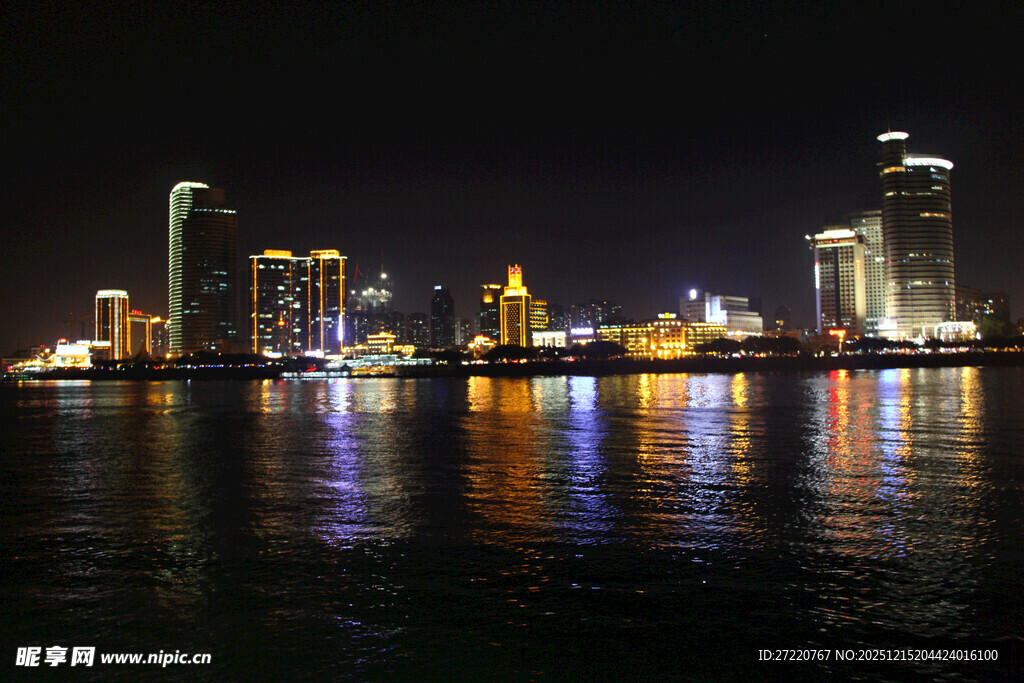 城市夜景下的璀璨水岸 厦门