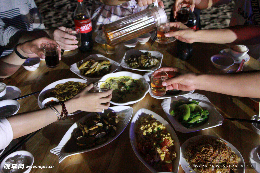 热闹聚餐场景 美食诱人