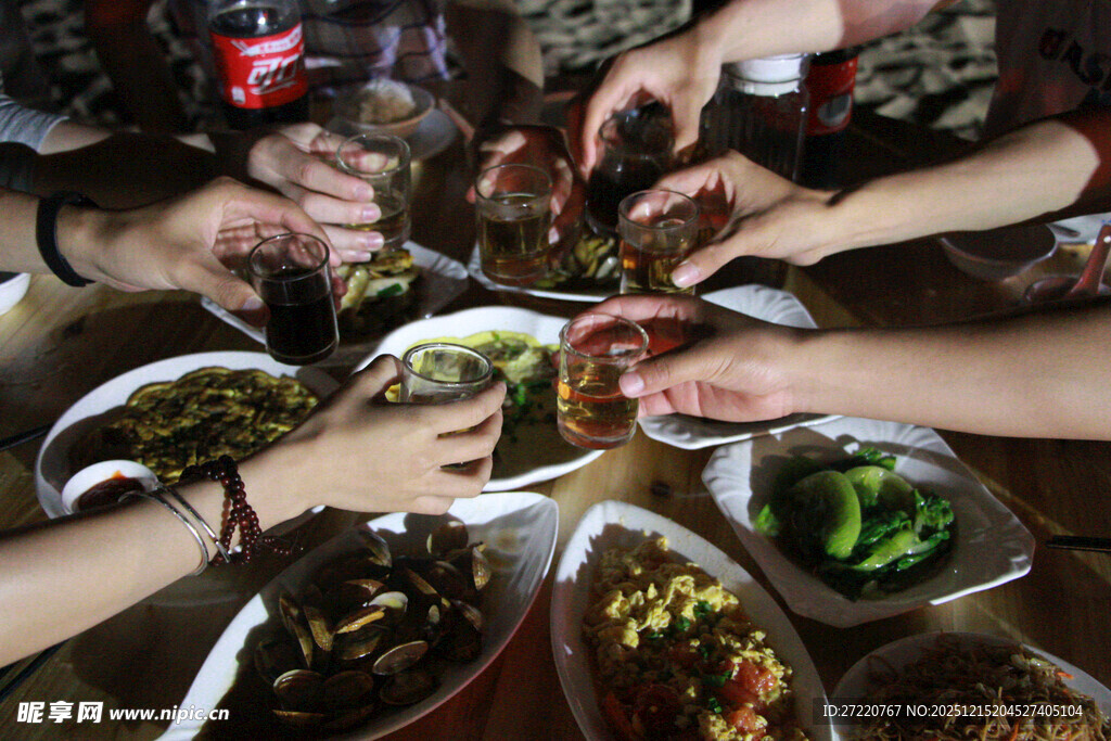 众人聚餐共享丰盛美食 厦门