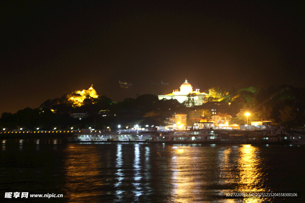 夜晚璀璨的湖畔建筑景观 厦门