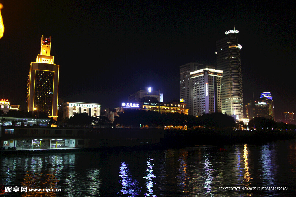 城市璀璨夜景倒映