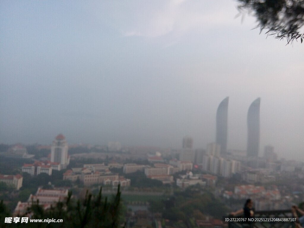 雾中城市景观 厦门
