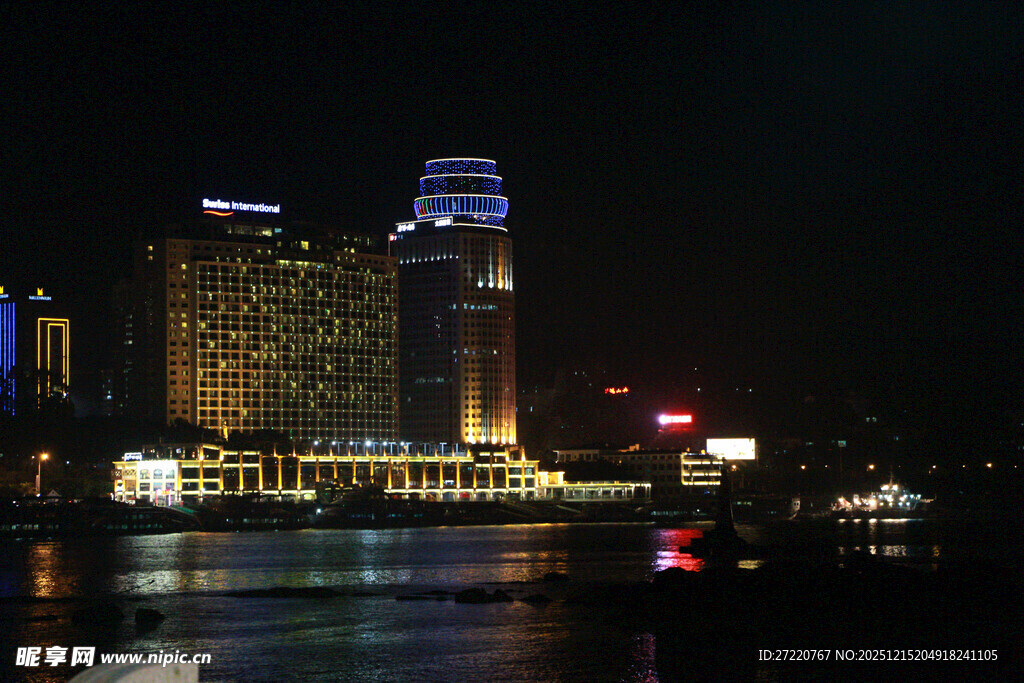城市璀璨夜景中的高楼