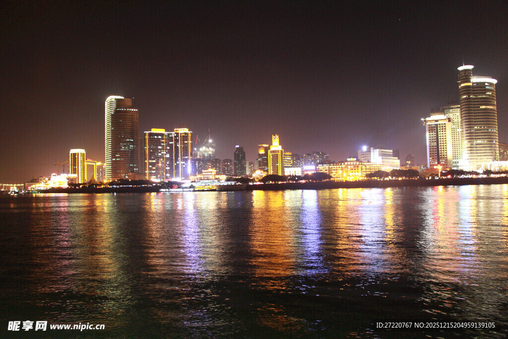 城市夜景璀璨的海滨风光  厦门