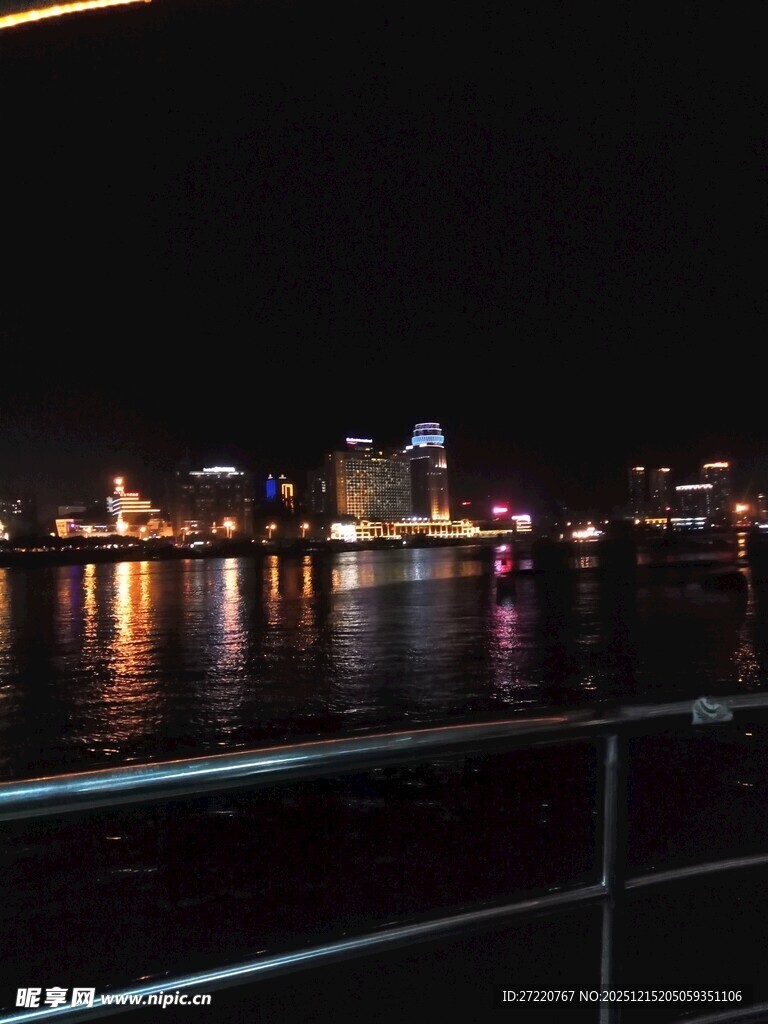 城市夜景下的璀璨水面 厦门