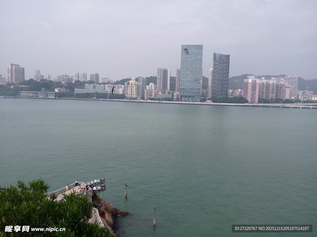 海滨城市风光远眺