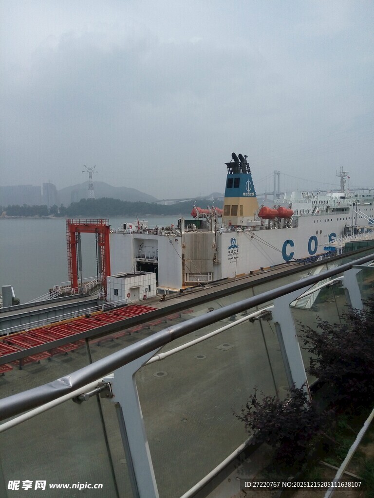 港口边的船只与铁路设施 厦门