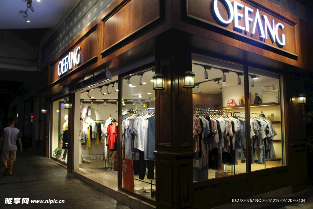 时尚服装店夜景展示 厦门