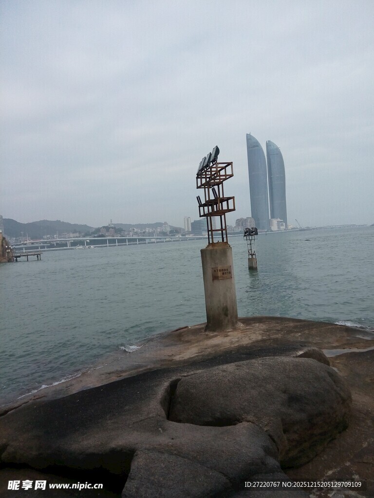 海边独特雕塑与远处高楼 厦门