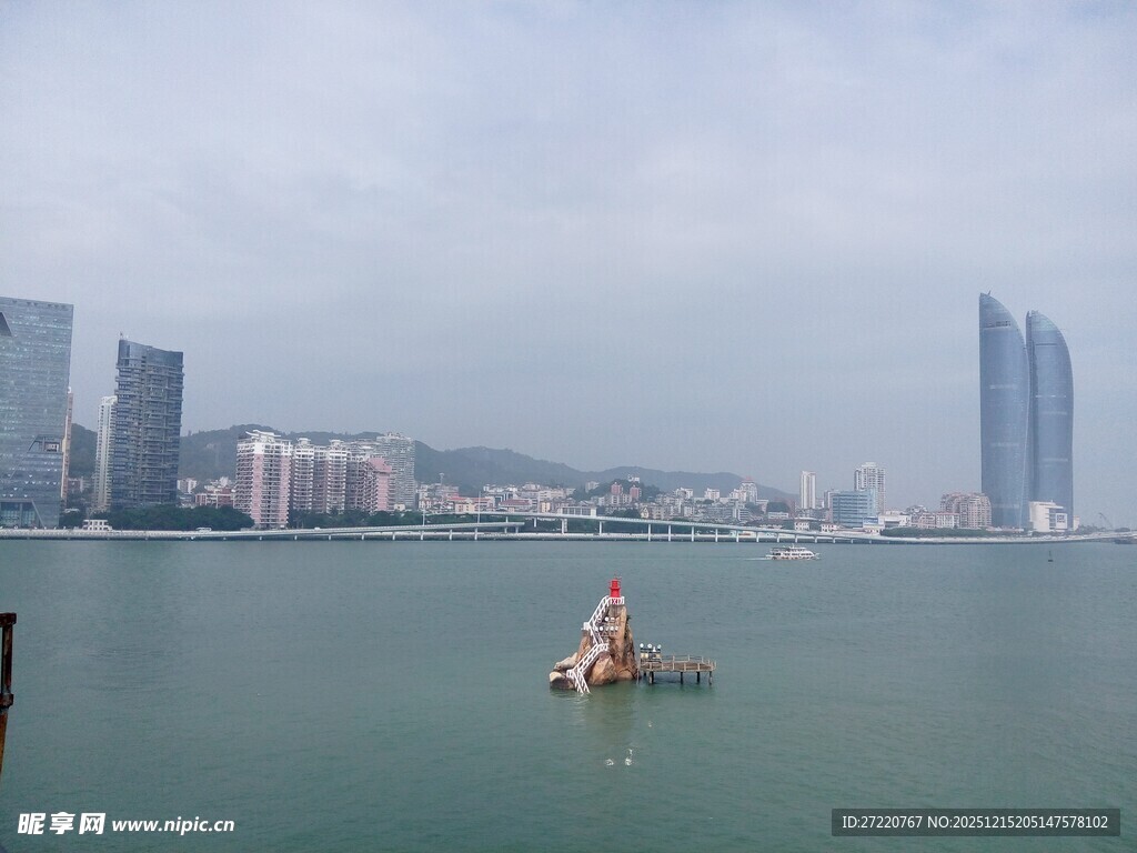 海滨城市景观与海中雕塑 厦门