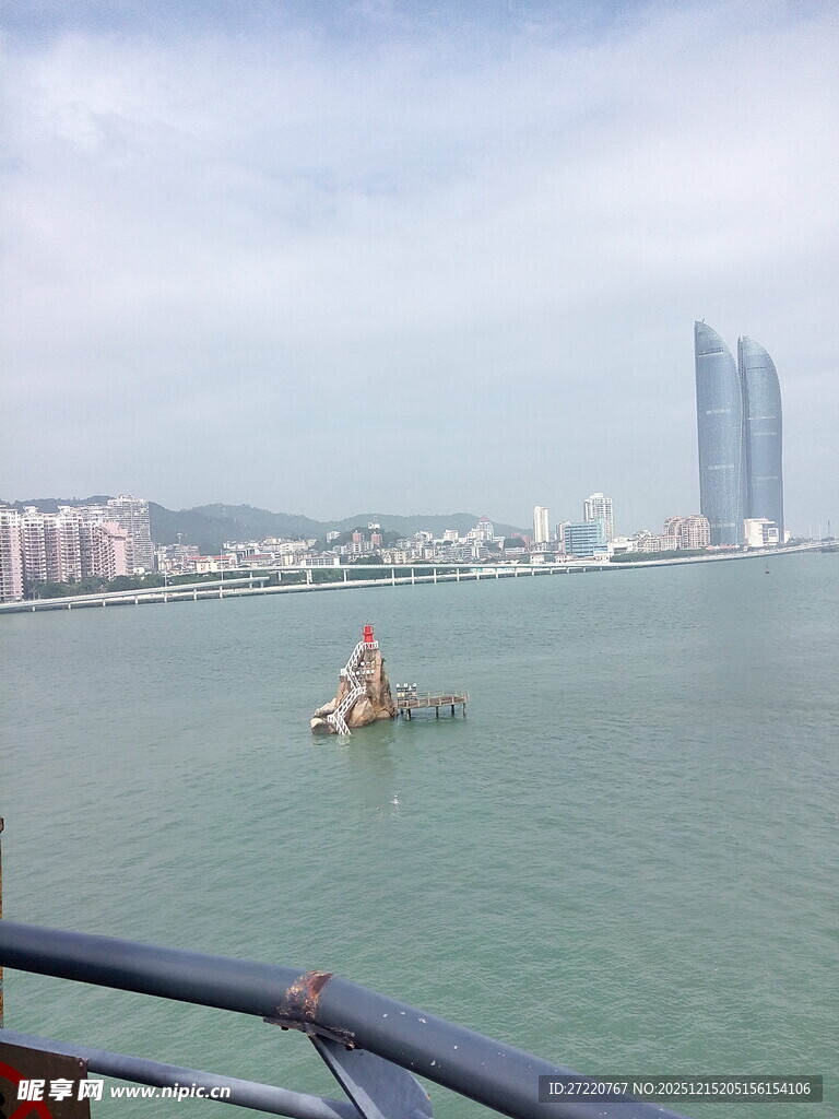 厦门海景远眺双子塔景观