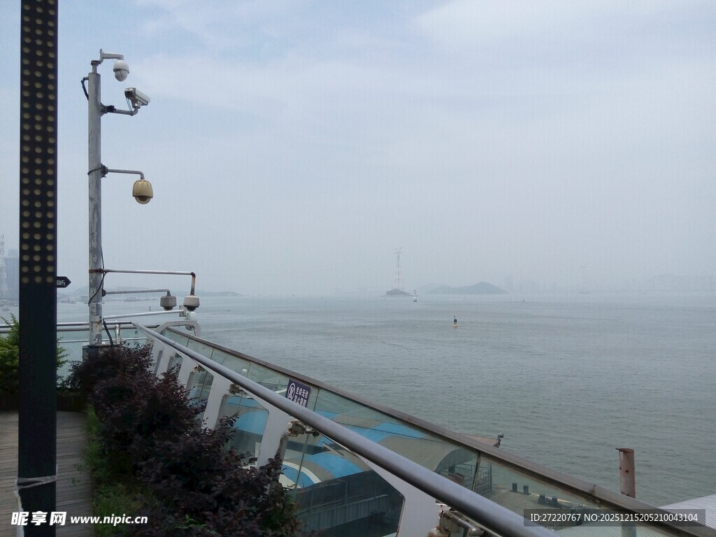 厦门鼓浪屿海滨栏杆旁的开阔海景