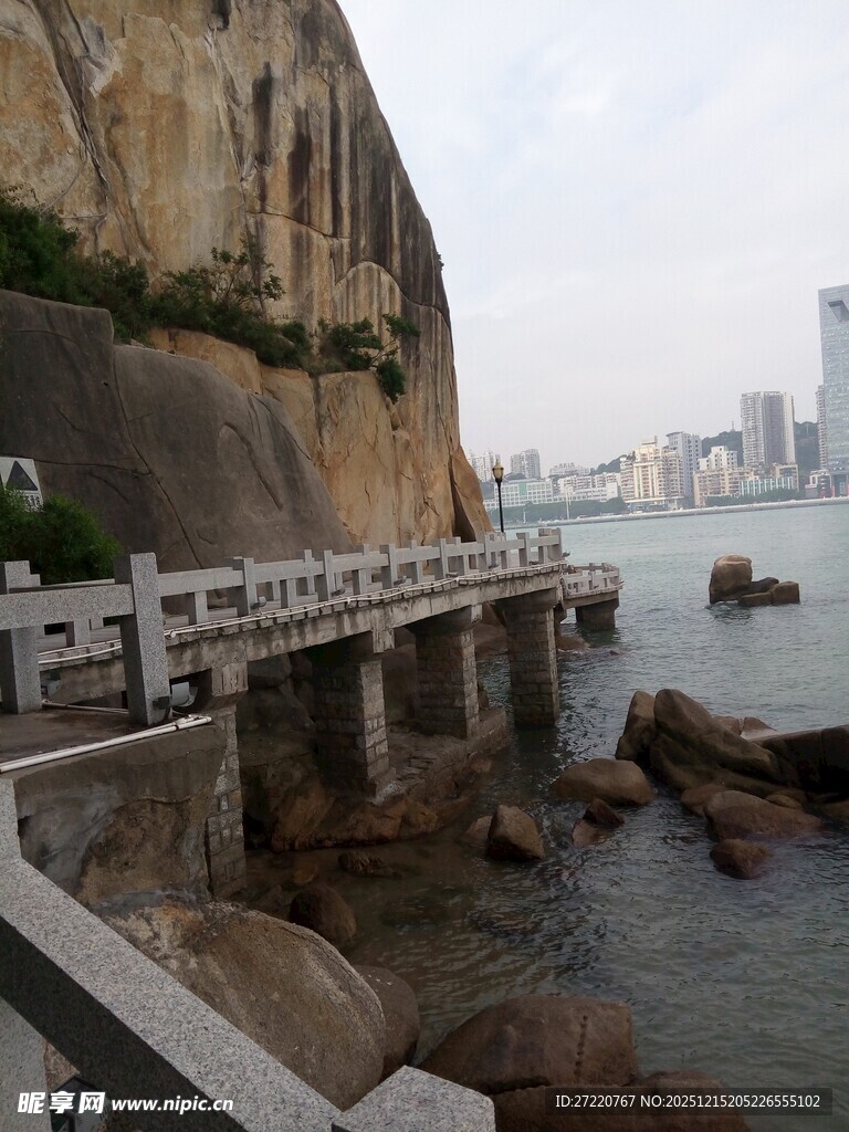 厦门鼓浪屿 海边石桥与城市远景