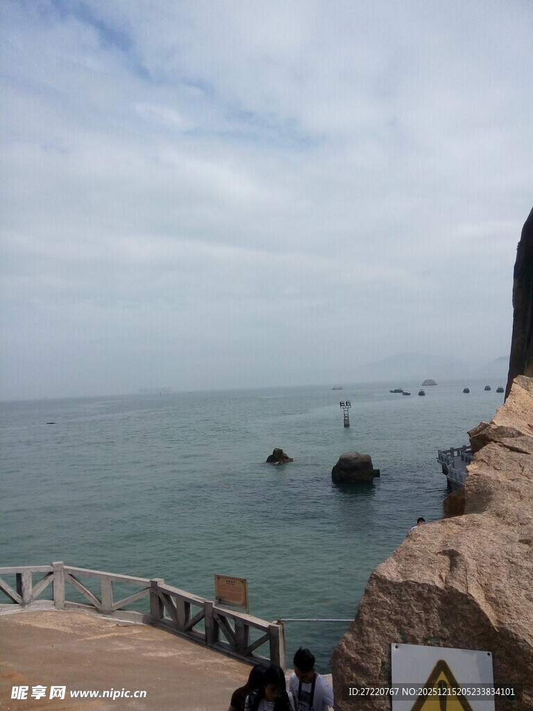 厦门鼓浪海边栈道风景 游人赏景