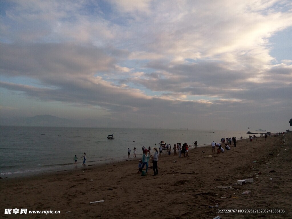 厦门鼓浪屿黄昏海滩上的休闲人群