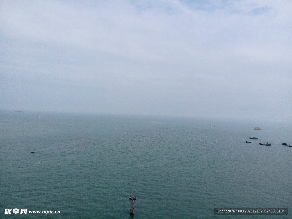 广阔海面与远处船只景象