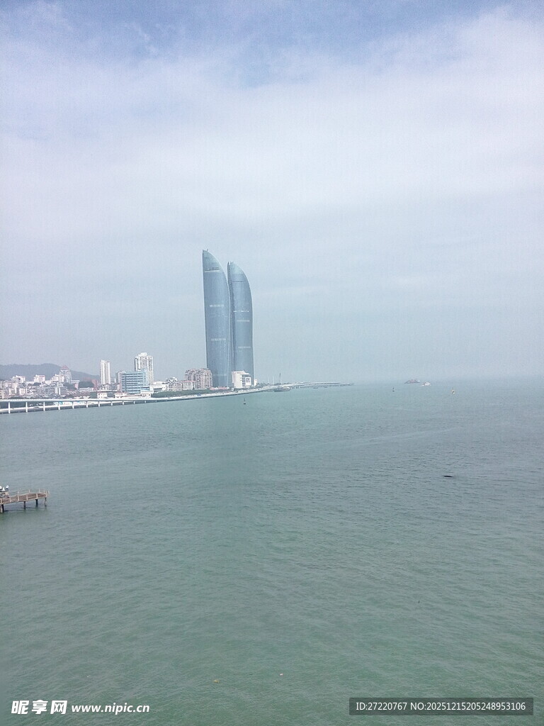 海边城市的双塔建筑景观 厦门