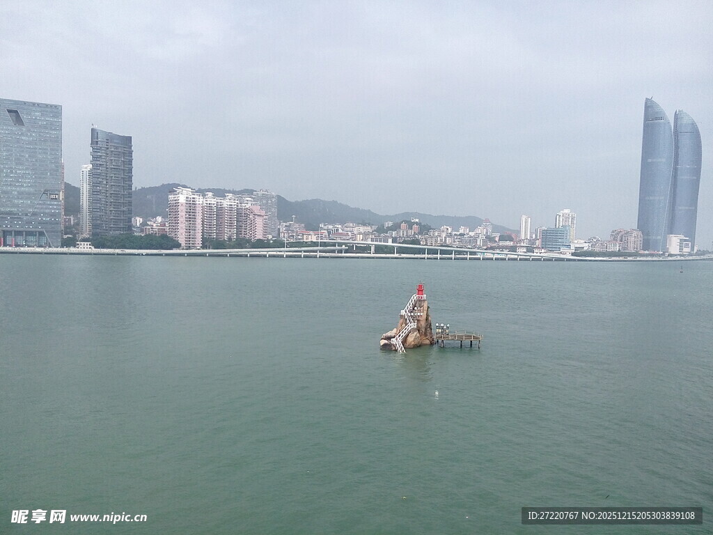 海上小船与城市建筑景观 厦门