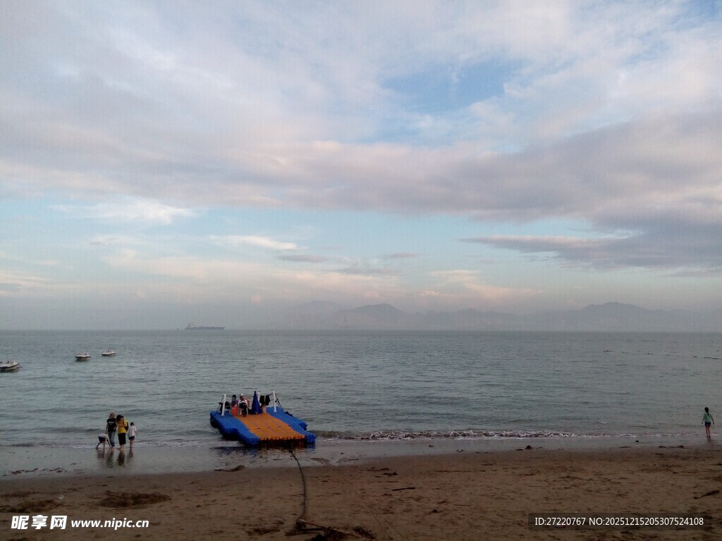  厦门鼓浪海边沙滩上的休闲时光